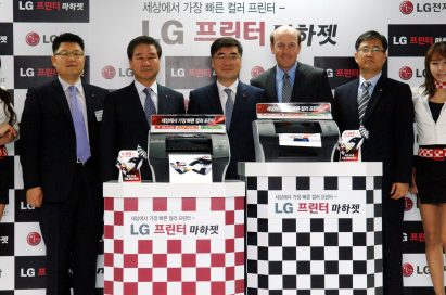 LG representatives and Len Lauer, president and CEO of Memje, present LG’s Machjet, the world’s fastest A4 color desktop printer