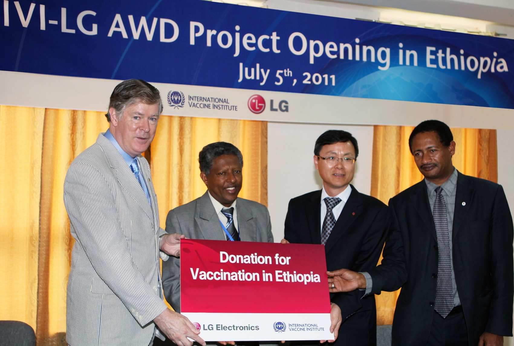 Anthony Flynn, deputy director-general of the International Vaccine Institute (IVI), Abraham Assefa, head of Armaer Hansen Research Institute (AHRI), Na Won-woo, president of LG Electronics Kenya, and Ahmed Emano Mustafa, director of the Ministry of Health of Ethiopia take a picture together to implement a mass vaccination program for children in Ethiopia