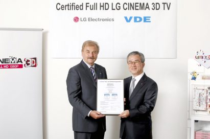 A VDE representative and Havis Kwon, president and CEO of LG Electronics Home Entertainment Company, hold up the VDE certificate