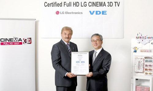 A VDE representative and Havis Kwon, president and CEO of LG Electronics Home Entertainment Company, hold up the VDE certificate.