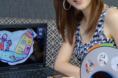 A model using LG’S MOUSE SCANNER SMART SCAN to scan a picture, just drag and scan