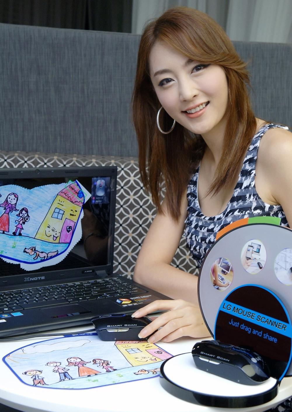 A model using LG’S MOUSE SCANNER SMART SCAN to scan a picture, just drag and scan