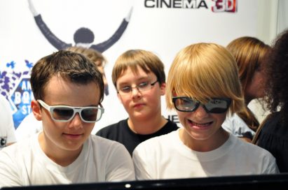 Visitors are watching an LG 3D monitor at the LG 3D Game Festival in Gamescom