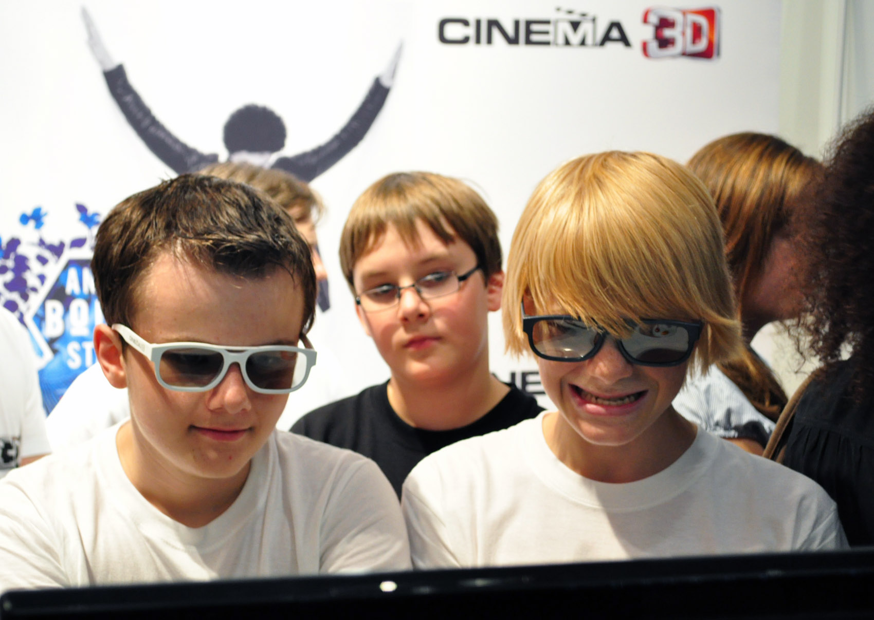 Visitors are watching an LG 3D monitor at the LG 3D Game Festival in Gamescom