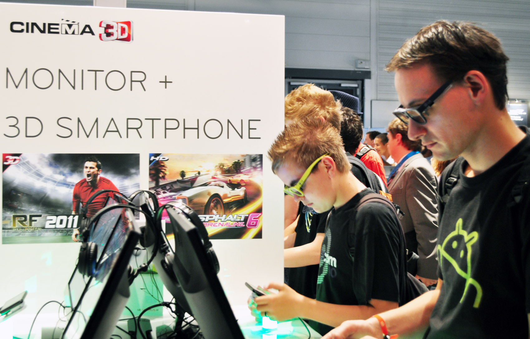 Visitors experiencing LG 3D smartphones at LG 3D Game Festival in Gamescom