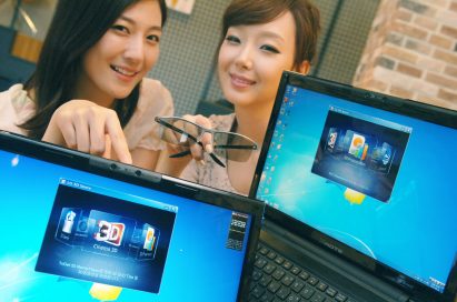 Two models present LG 3D notebooks while one of them holds 3D glasses