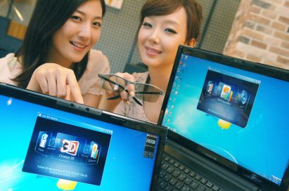 Two models present LG 3D notebooks while one of them holds 3D glasses