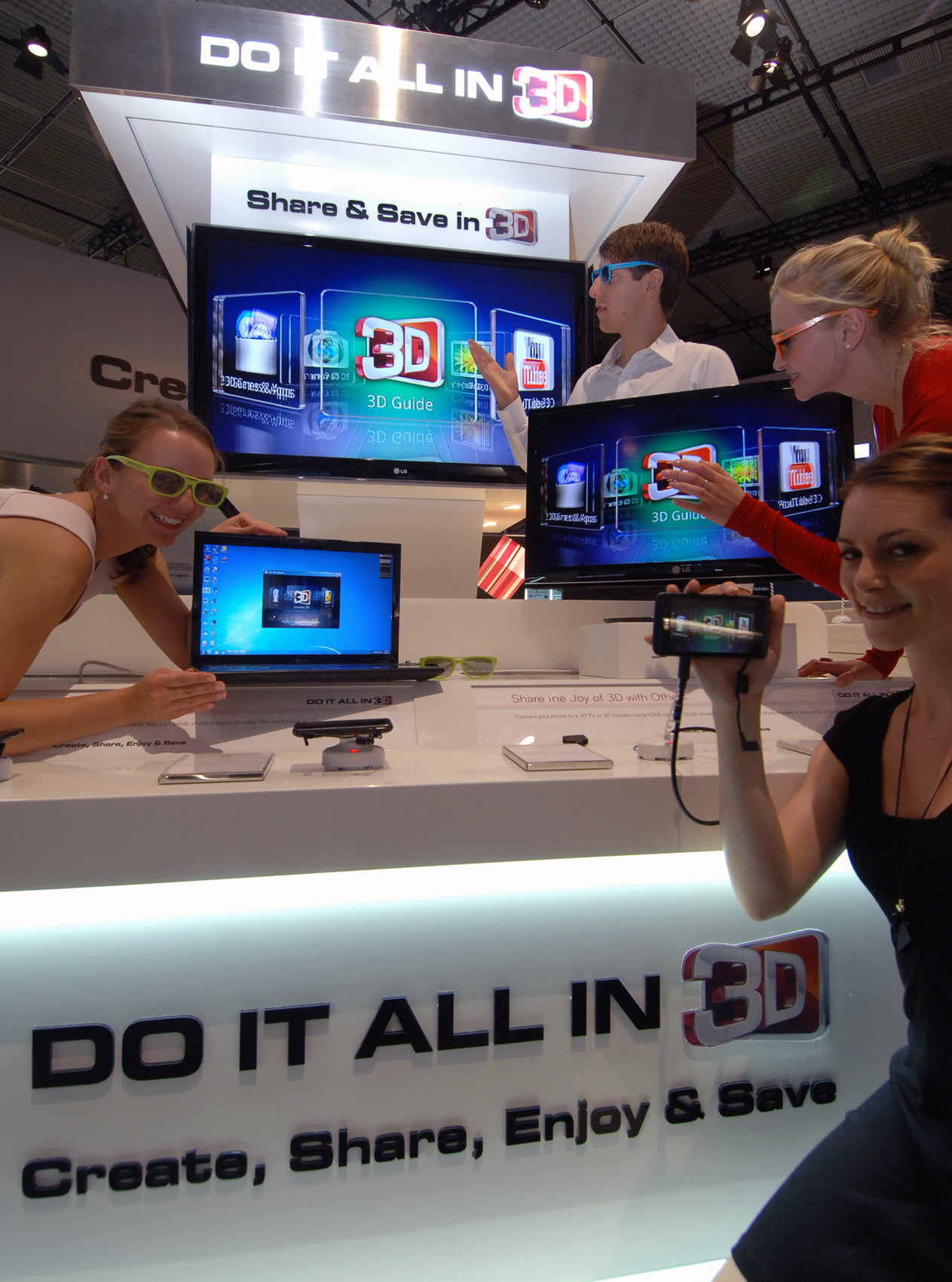 Four models pose with LG 3D products at IFA 2011