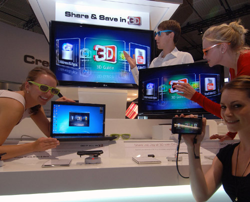 Four models pose with LG 3D products at IFA 2011.