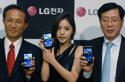Hyo-rin Min, a celebrity model of LG Optimus 3D, Sang-deok Yeo, Head of Mobile/OLED Department at LG Display and Young-bae, Na, Head of Business Marketing at LG Electronics Mobile Communication Company hold LG Optimus 3Ds and show its front views