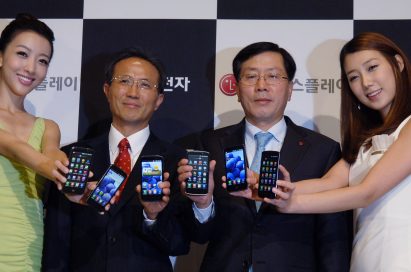 Sang-deok Yeo, Head of Mobile/OLED Department at LG Display, Young-bae, Na, Head of Business Marketing at LG Electronics Mobile Communication Company and two female models hold LG Optimus 3Ds and show its front views