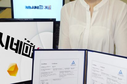 A model wearing 3D glasses while holding up the official TUV Rheinland certification letter of LG’s 3D Notebook