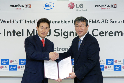 Hee-Sung Lee, country manager of Intel Korea, and Seog-ho Ro, senior vice president of LG Home Entertainment Company’s TV Business Unit, commemorate their new alliance with a handshake.