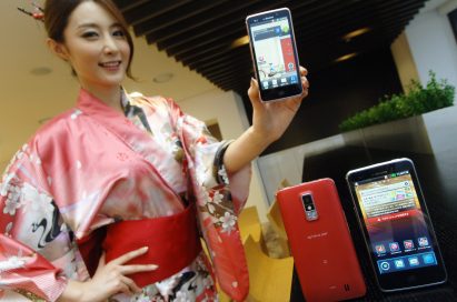 A woman in traditional Japanese clothing holds up LG Optimus LTE and shows its front view, while two LG Optimus LTEs showing front and rear views are displayed in front of her
