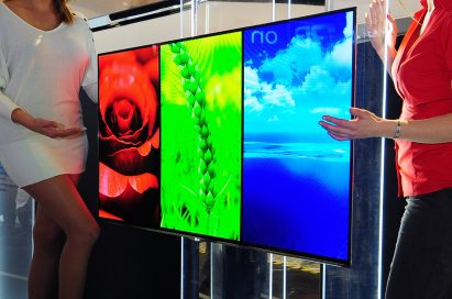 Two models present the 55-inch LG OLED TV at CES 2012