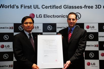 LG and UL representatives hold up the UL certification letter for LG’s Glasses-free CINEMA 3D monitor
