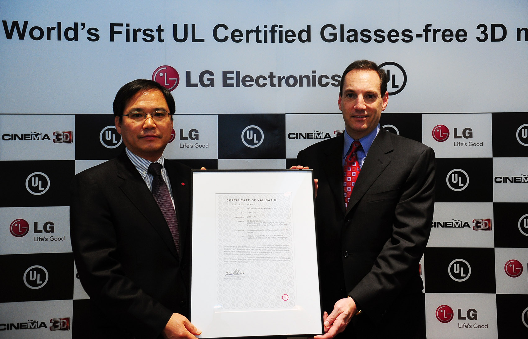 LG and UL representatives hold up the UL certification letter for LG’s Glasses-free CINEMA 3D monitor