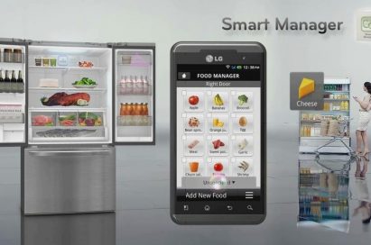 An infographic showing how Smart Manager works with an LG refrigerator and smartphone