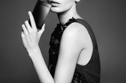 Ukrainian-Canadian model Daria Werbowy holds the PRADA phone by LG 3.0 with its front showing
