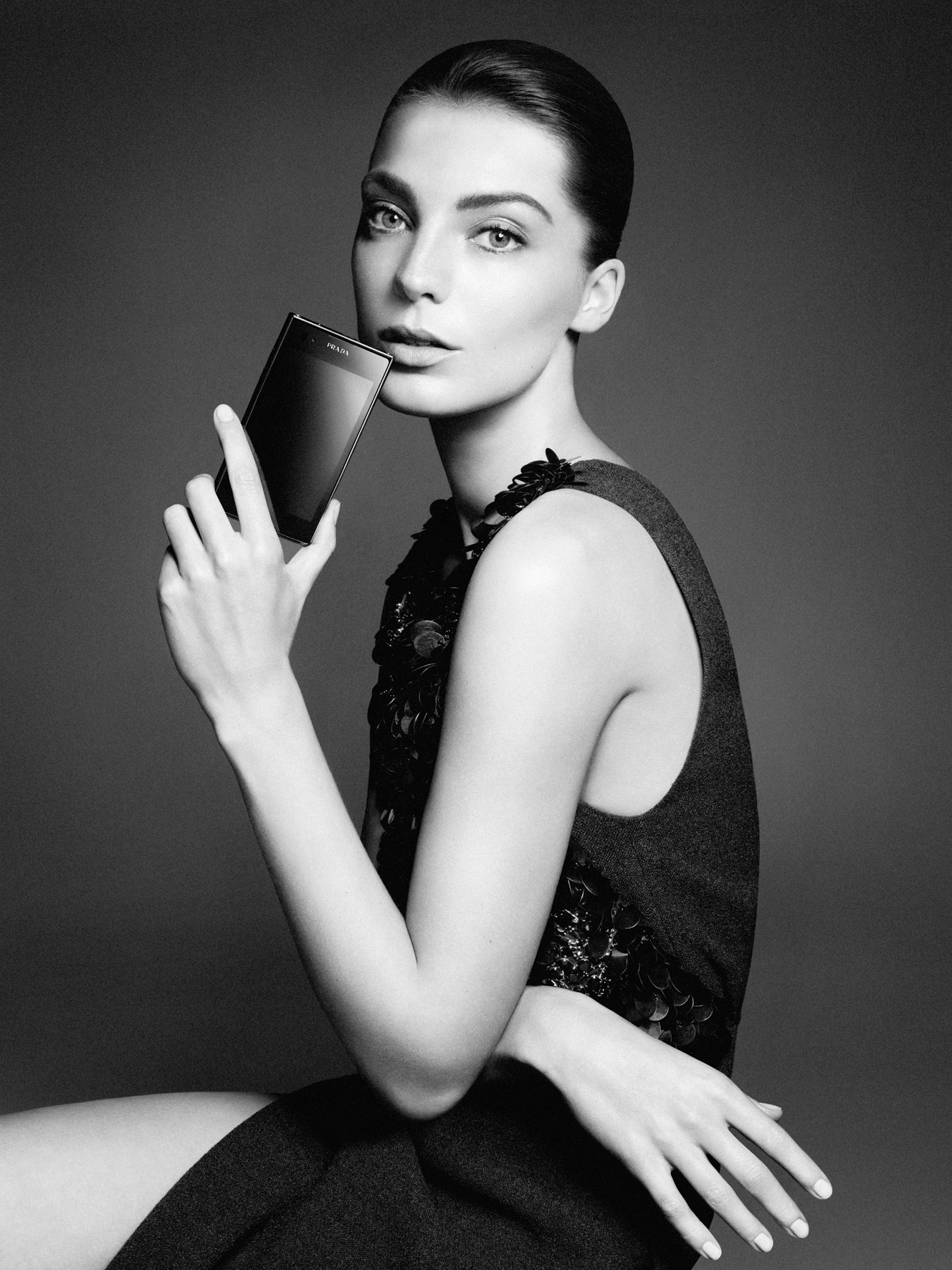 Ukrainian-Canadian model Daria Werbowy holds the PRADA phone by LG 3.0 with its front showing