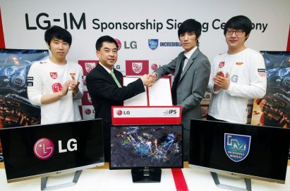 J.J. Lee, executive vice president and head of the IT Business Unit of LG Home Entertainment, with members of the Incredible Miracle Team of the Global StarCraft II League