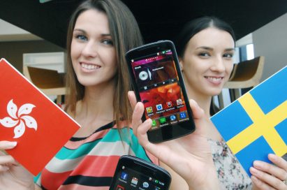 A third view of a model holding a Hong Kong flag and the LG Optimus HD LTE while another holds up the flag of Sweden and another LG Optimus HD LTE, all while in front of the Germany, Portugal and Singapore flags