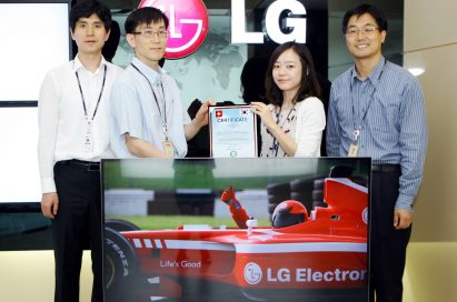 Four LG employees present the Climatop certificate behind LG’s CINEMA 3D Smart TV model 47LM760S