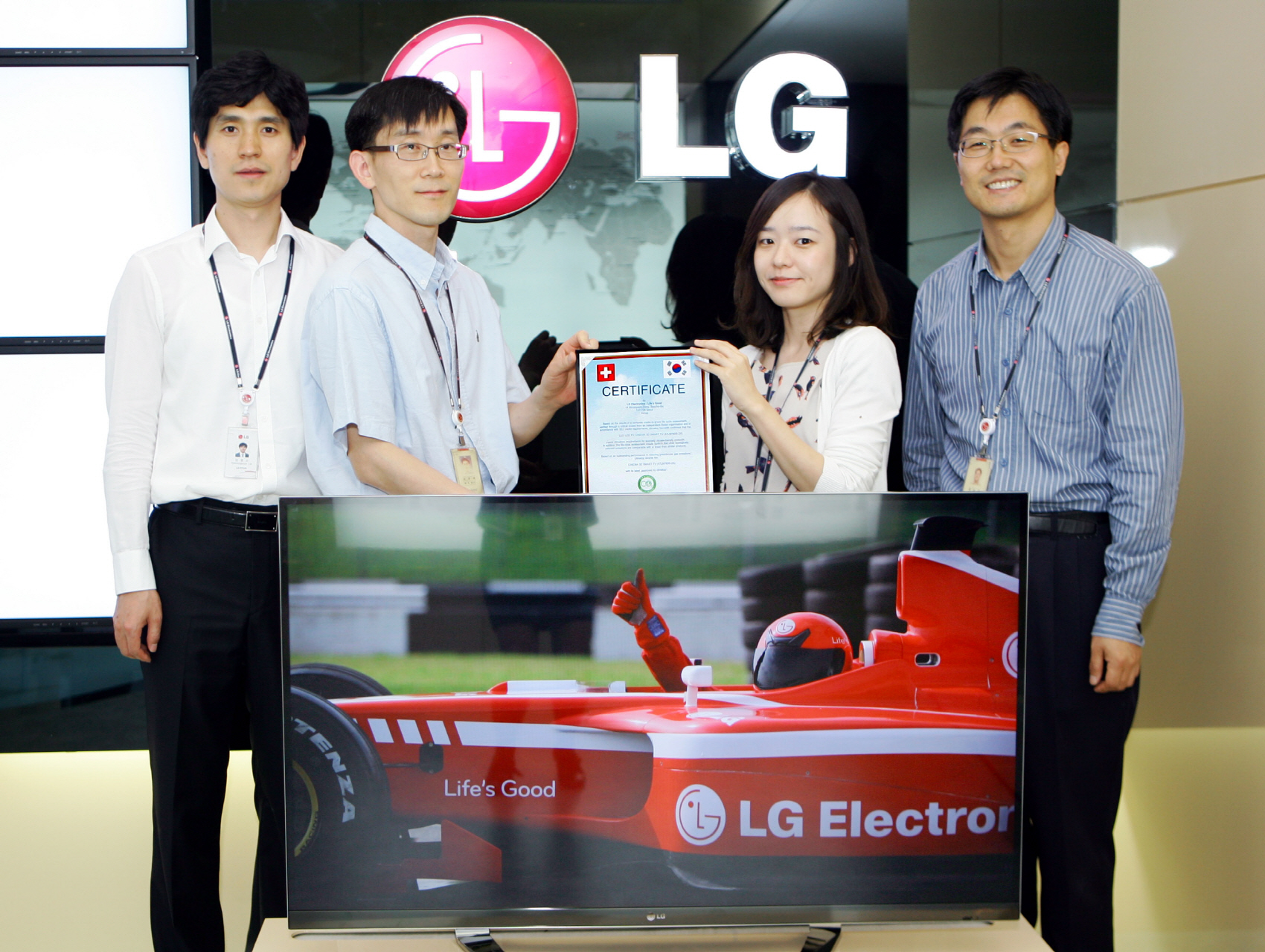 Four LG employees present the Climatop certificate behind LG’s CINEMA 3D Smart TV model 47LM760S