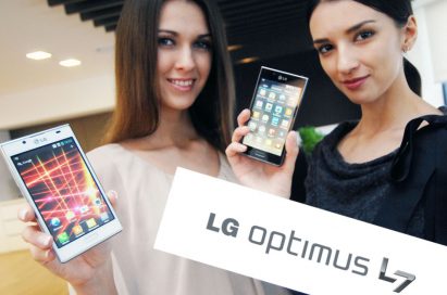 Two female models hold the LG OPTIMUS L7 smartphone and its brand name panel at the launch event.