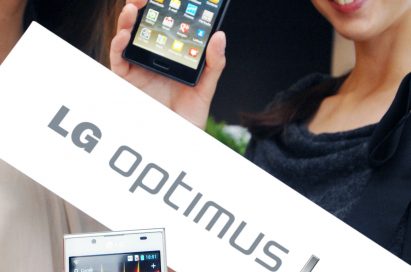 Another view of a model holding the white LG Optimus L7 while another holds the LG Optimus L7 and the LG Optimus L7 logo