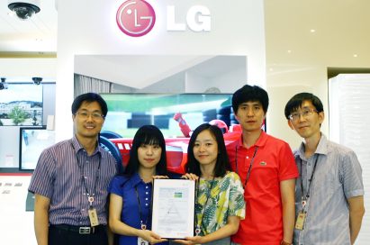 LG employees presenting the Green Mark certificate from TÜV Rheinland for the LG CINEMA 3D TV model 47LM7600