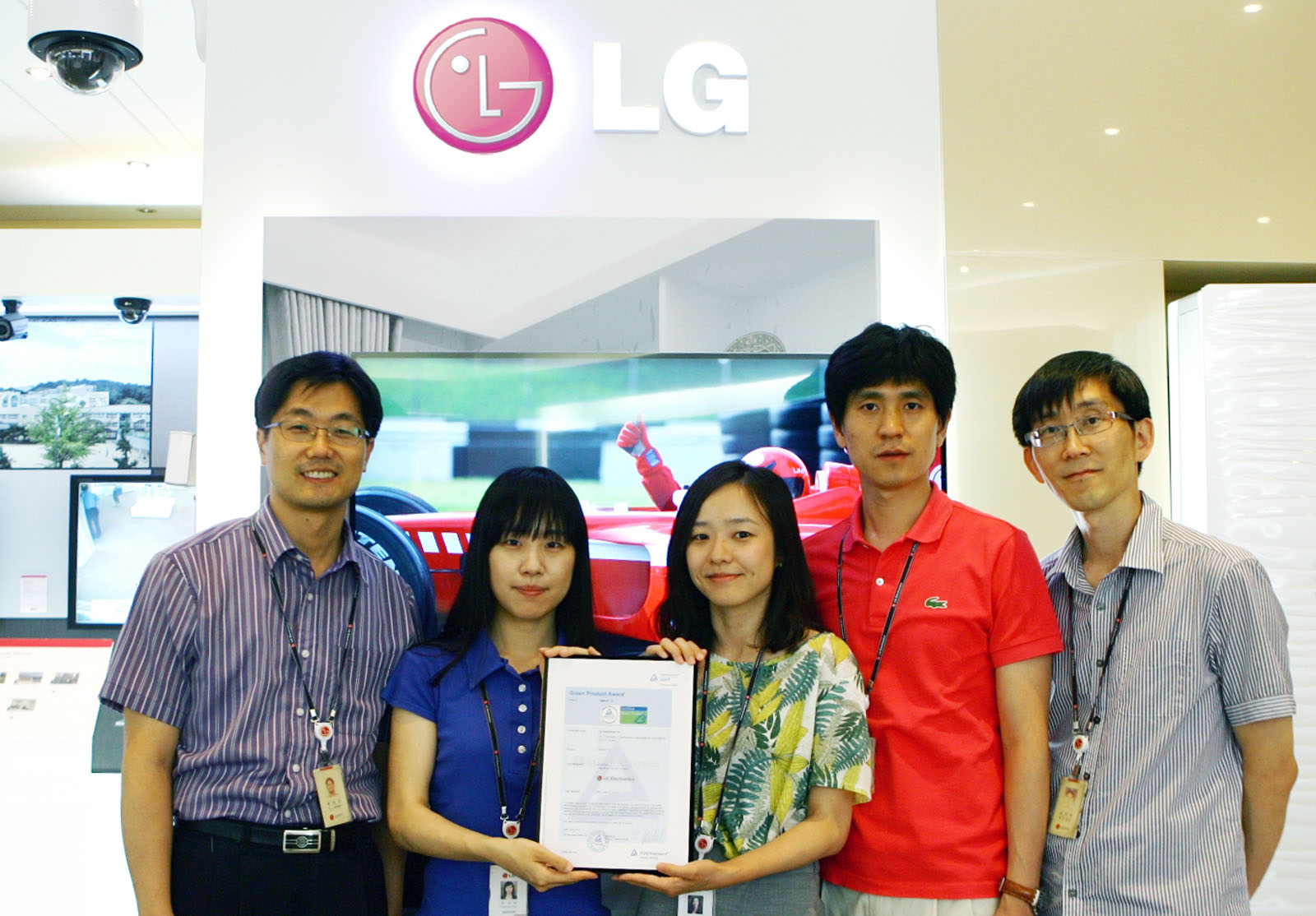 LG employees presenting the Green Mark certificate from TÜV Rheinland for the LG CINEMA 3D TV model 47LM7600