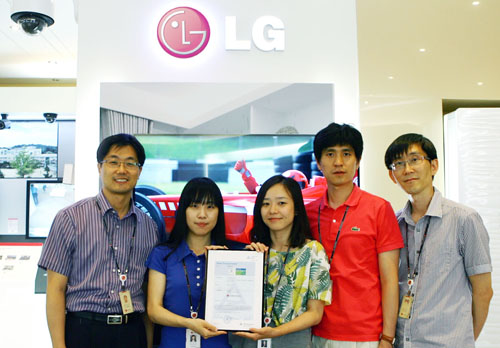 LG employees presenting the Green Mark certificate from TÜV Rheinland for the LG CINEMA 3D TV model 47LM7600.