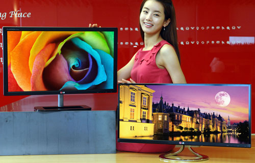 A model posing behind LG premium IPS monitors E83 and E93.