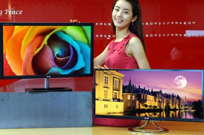 A model posing behind LG premium IPS monitors E83 and E93