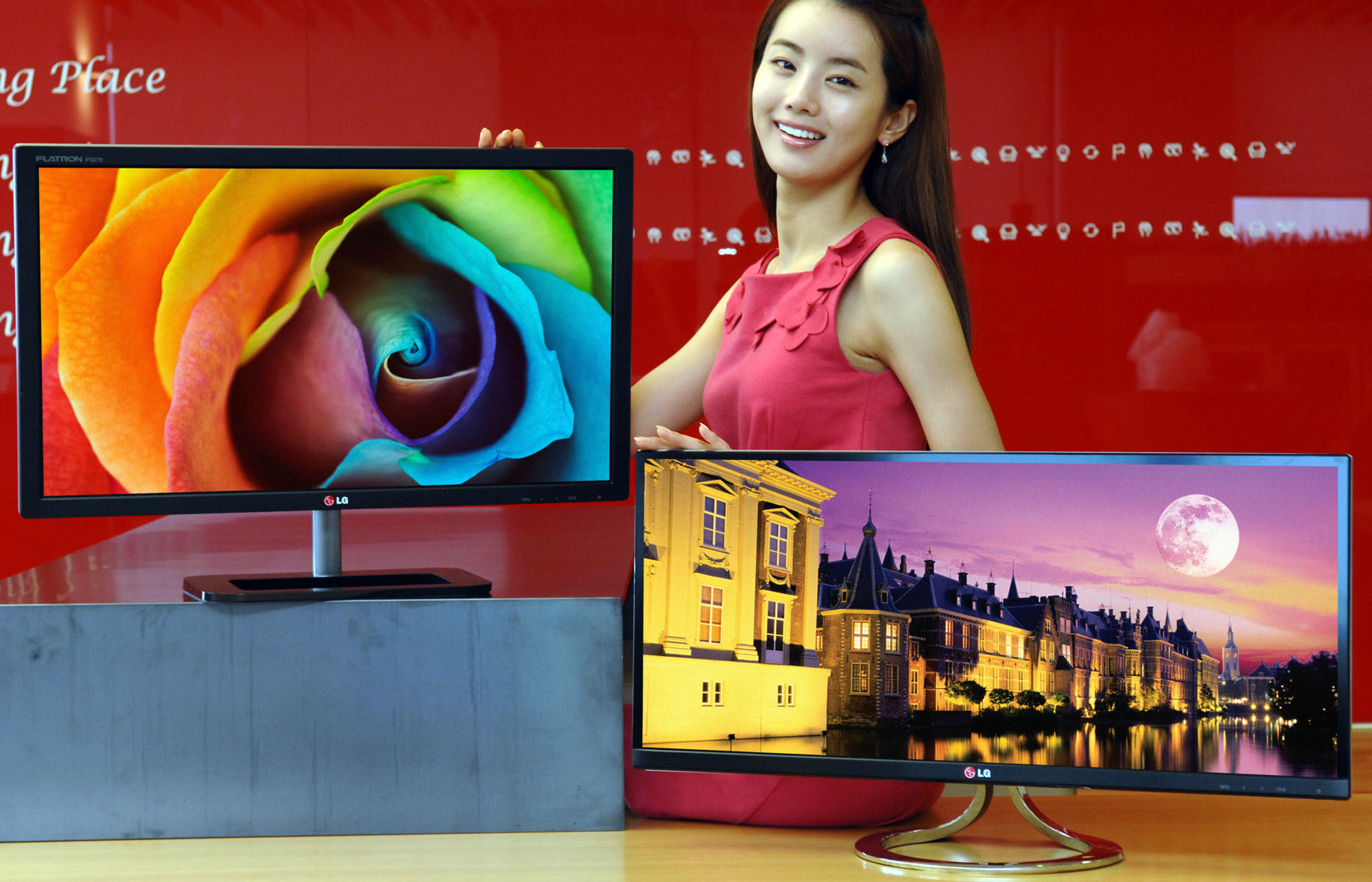 A model posing behind LG premium IPS monitors E83 and E93