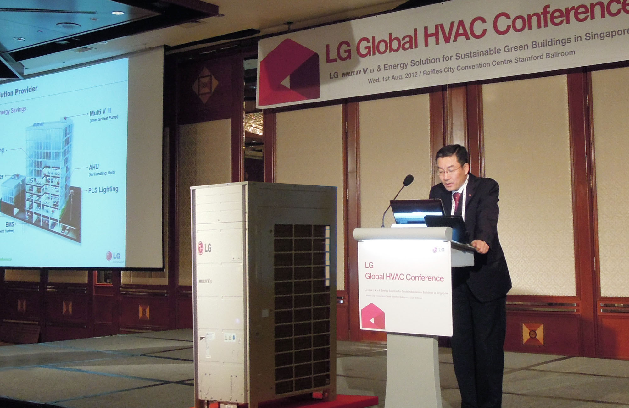 Another view of Kam-gyu Lee, president of the LG System Air Conditioning Business Unit making a presentation
