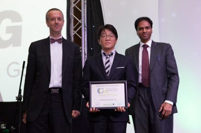 Frederic Paille, managing director of CPI Industry, Shin Joon-seok, general manager of LG Electronics Gulf, and B.Surendar, editorial director of CPI Industry take a picture together to celebrate LG receiving the “Best Project Award” from Climate Control Middle East for its LG Electronics Gulf FZE project