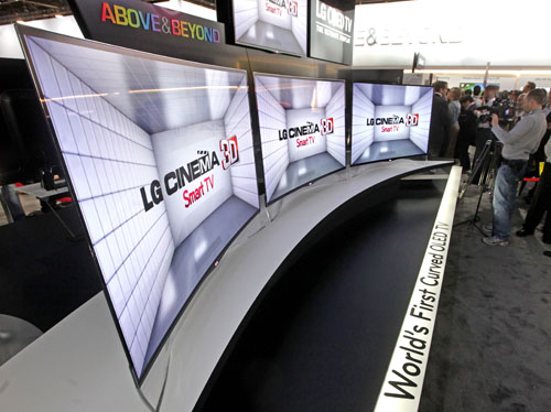 LG displaying the world’s first curved OLED TVs (model EA980) at CES 2013.