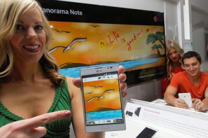 A female model is explaining about the Panorama Note feature on the Optimus Vu: II