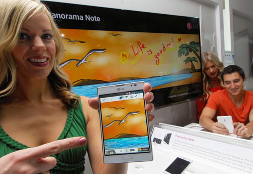 A female model is explaining about the Panorama Note feature on the Optimus Vu: II