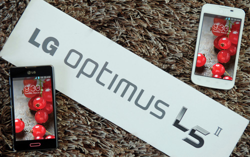 Two LG Optimus L5IIs in black and white color on a carpet with a panel saying ‘LG Optimus L5II.