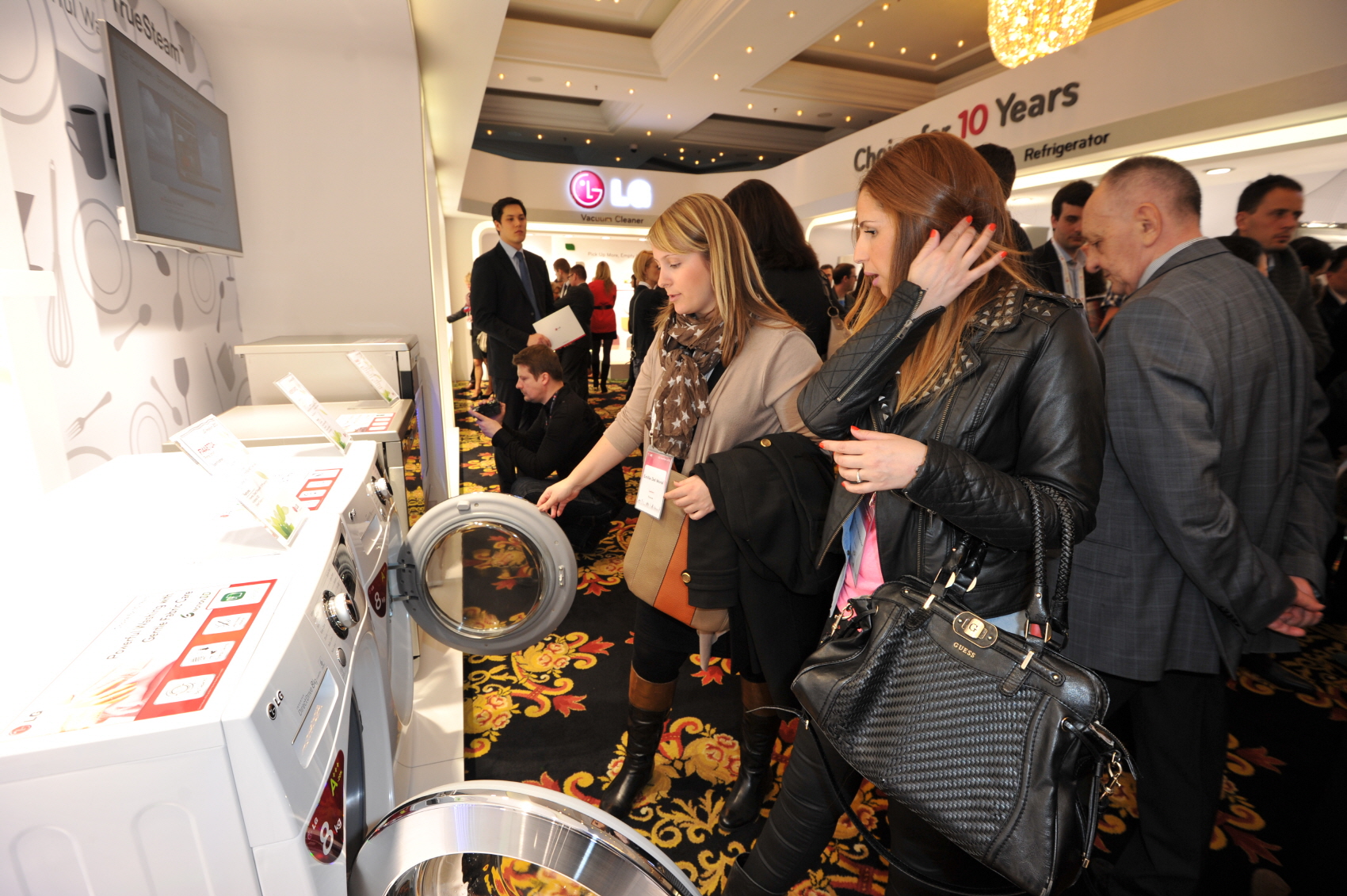 LG Innofest 2013 visitors take a closer look at LG’s innovative products, including its washing machines