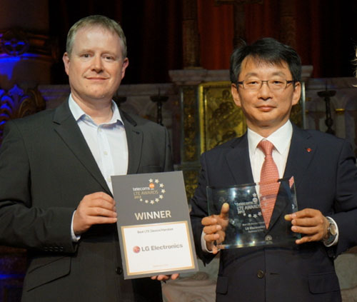 An official from telecom’s LTE AWARDS 2013 and an official from LG smiling at the camera while holding their awards.