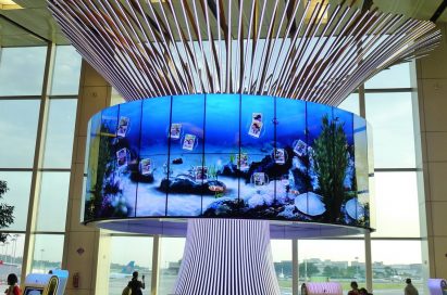 64 47-inch LG 47WV30 displays in the form of a cylindrical video wall completes the “Social Tree” installation at Changi Airport’s Terminal One