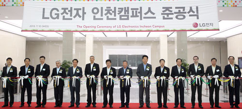 Koo Bon-moo, chairman of LG Electronics, and Koo Bon-joon, vice chairman and CEO of LG Electronics, participate in the opening ceremony of its new Incheon campus.