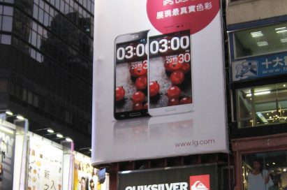 LG promoting LG G Pro through a large electronic display panel.