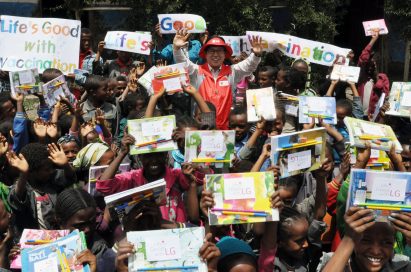 A group photo with the children who get helped from LG.