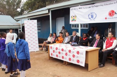A photo taken at the partnership ceremony of LG, the UN World Food Programme, and MOE for supporting education in Kenya.