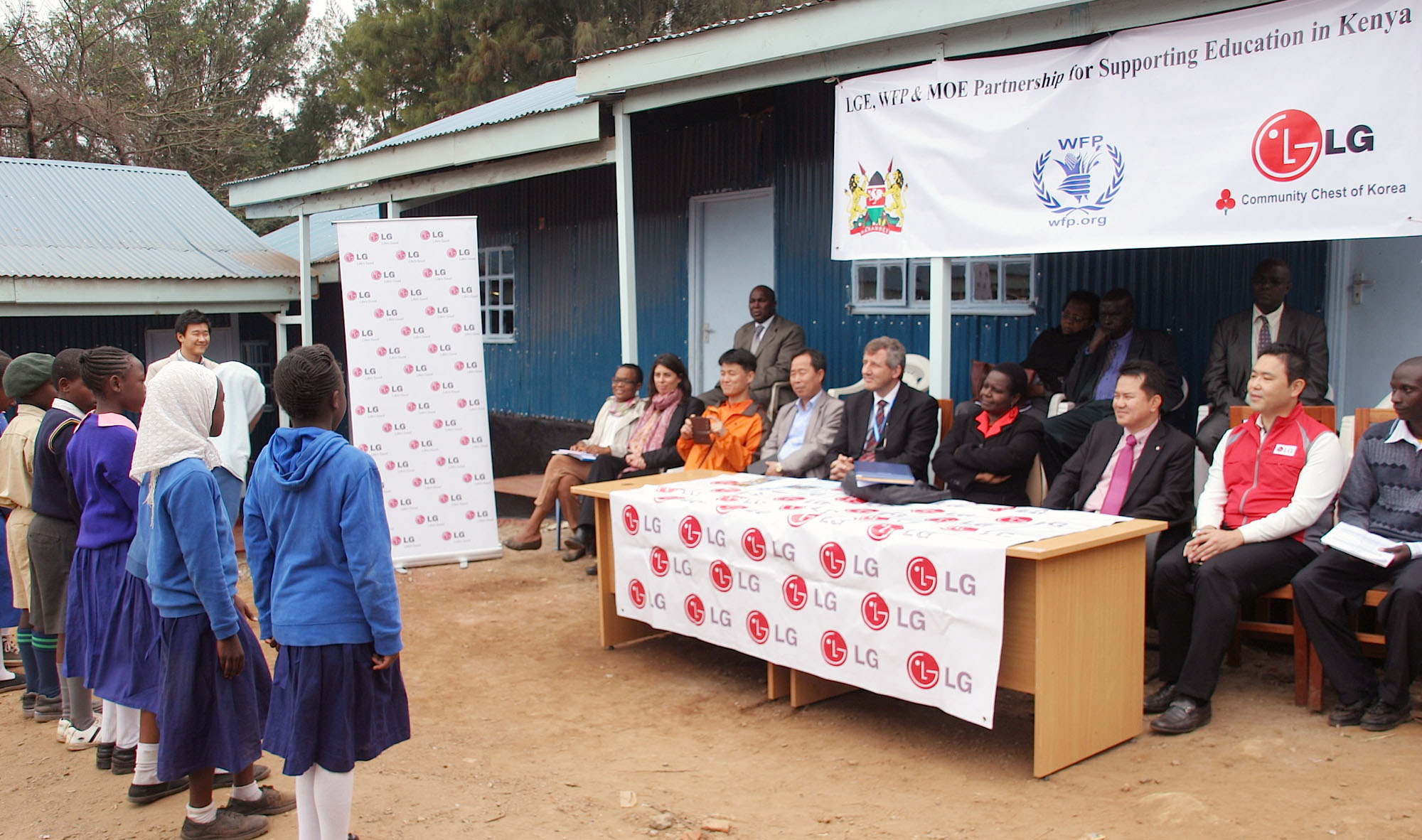 A photo taken at the partnership ceremony of LG, the UN World Food Programme, and MOE for supporting education in Kenya.